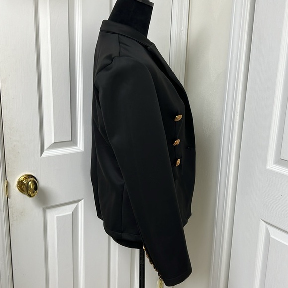 Basic Black Blazer With metal buttons - Picture 3 of 9